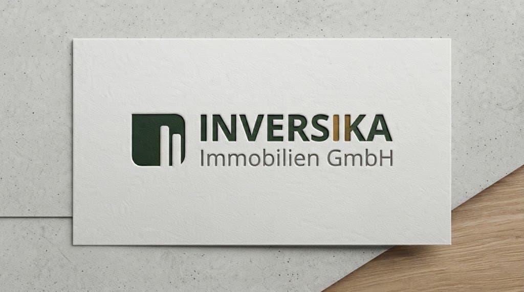 Visitenkarte der INVERSIKA Immobilien GmbH mit geprägtem Logo